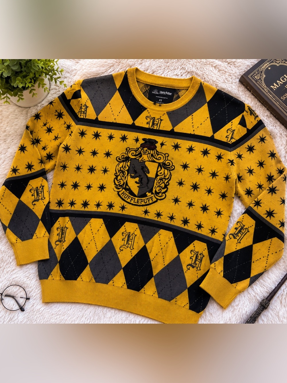 Harry Potter Wizarding World Hufflepuff Argyle Crest Sweater – Size XS